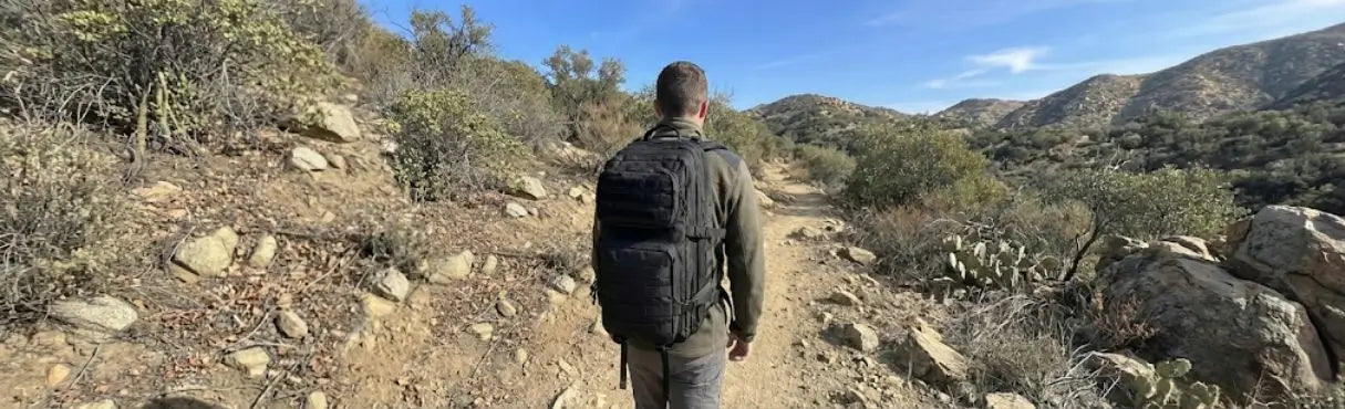 Mochilas militares resistentes com design tático para trilhas, viagens e aventuras outdoor.