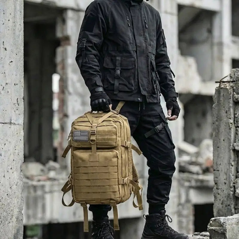 Mochila militar tática Warrior Crosbel bege com alça de mão reforçada para transporte