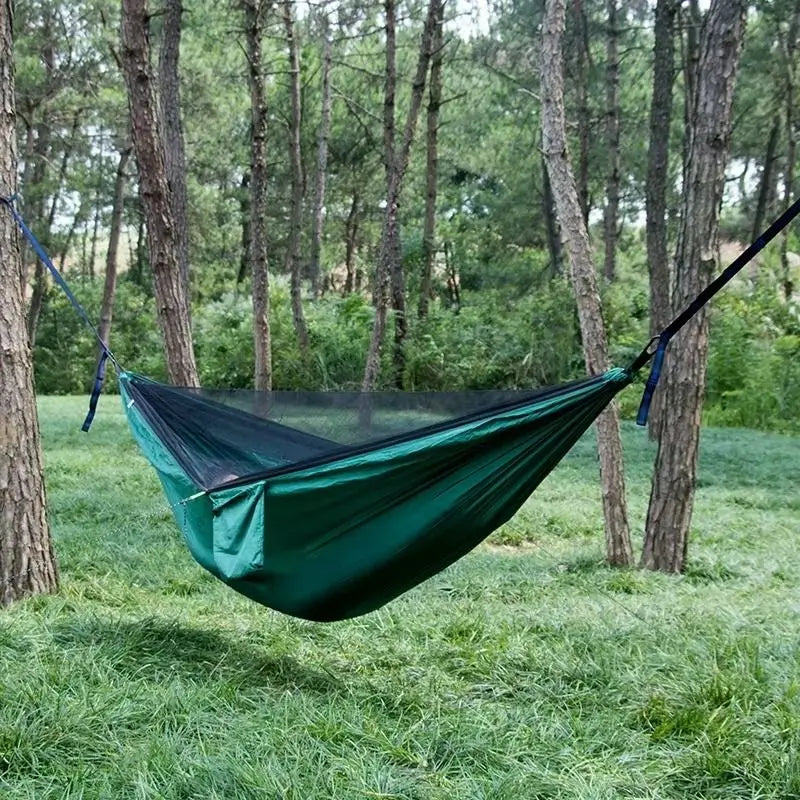 Rede de descanso Pantanal Crosbel verde com mosquiteiro para conforto entre árvores