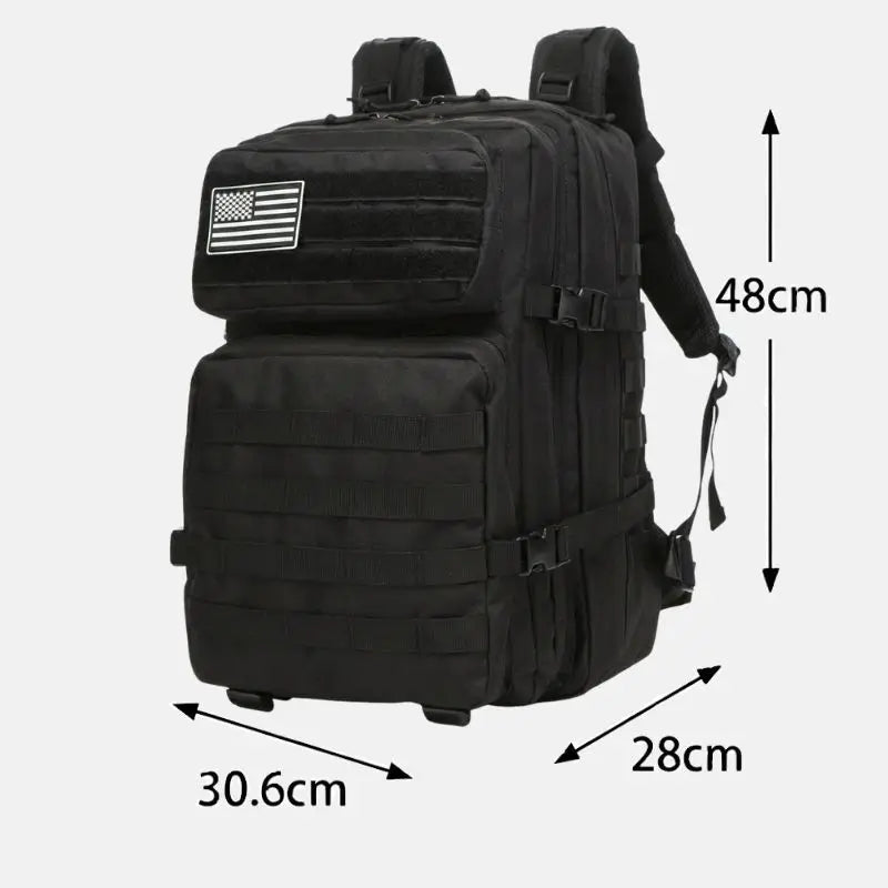 Mochila militar tática Brave Crosbel preta com medidas de 48 x 30,6 x 28 cm e amplo espaço interno