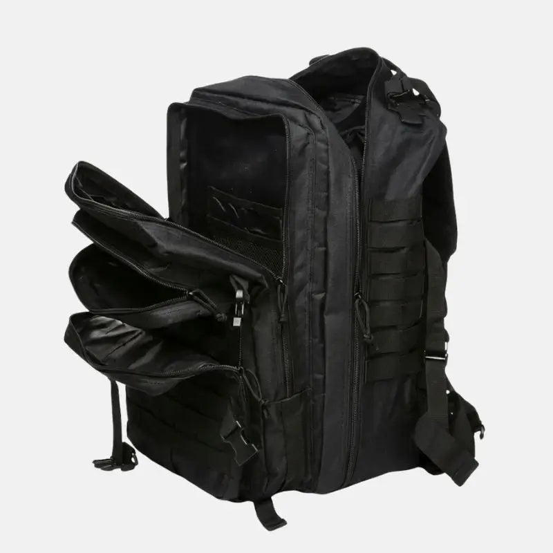 Mochila militar tática Warrior Crosbel preta com compartimentos internos para organizar equipamentos