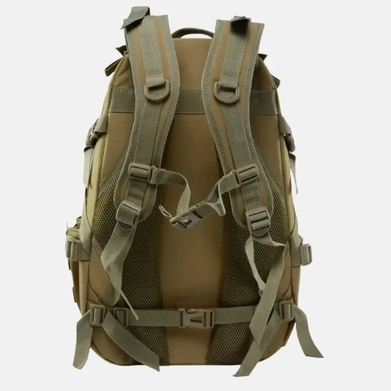 Mochila militar tática Sentinela Crosbel bege com alças acolchoadas e tecido respirável