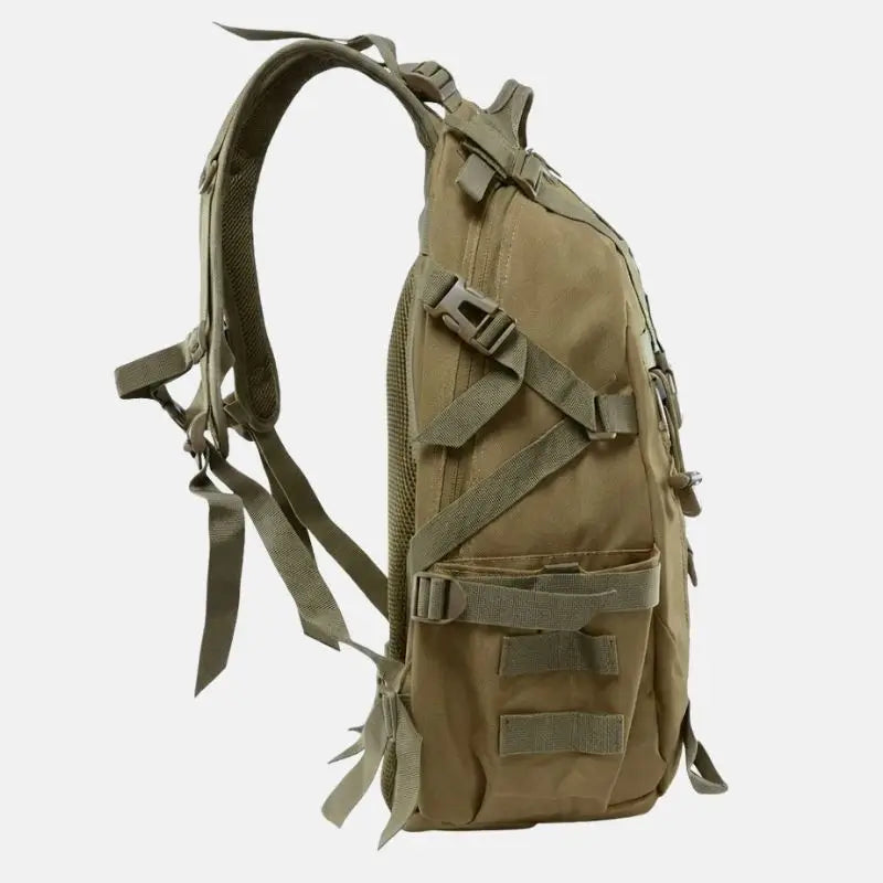Mochila militar tática Sentinela Crosbel bege com bolsos laterais e cintas de compressão