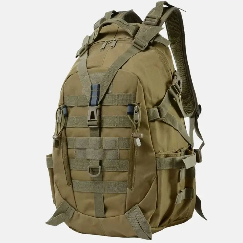 Mochila militar tática Sentinela Crosbel bege com estrutura compacta e sistema MOLLE
