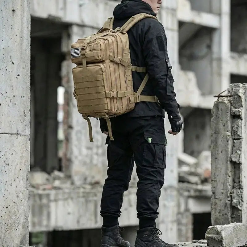 Mochila militar tática Warrior Crosbel bege com ajuste ergonômico para trilhas e aventuras